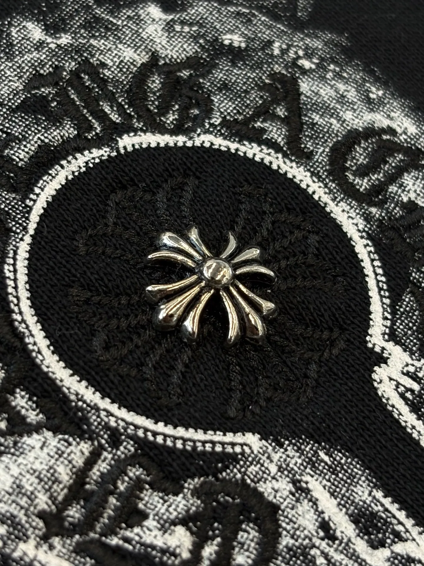 P250 [High Quality] Chrome Hearts Embroidered Horseshoe Rivets🪡+Watermark Letters‼ ️Round neck sweatshirt *Customized 420g terry cotton fabric, soft, skin-friendly and comfortable *Embroidery process: front horseshoe print + rivet embroidery *A very simple and elegant classic continuation. It is unparalleled in terms of upper body comfort, interpreting your luxury and taste, and creating your fashion style and charm. Three complete standards. Same style for men and women. 𝐂𝐎𝐋𝐎𝐔𝐑: Black/White 𝐒𝐈𝐙𝐄: S-XL